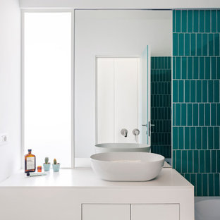 Idee per una piccola stanza da bagno per bambini design con ante lisce, ante bianche, vasca ad alcova, piastrelle blu, piastrelle verdi, piastrelle in gres porcellanato, pareti bianche, lavabo a bacinella, top in superficie solida e top bianco