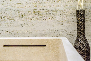 Immagine di una stanza da bagno padronale design di medie dimensioni con vasca freestanding, piastrelle beige, piastrelle di marmo, pareti beige, pavimento in marmo, lavabo a colonna, top in marmo, pavimento beige e top beige