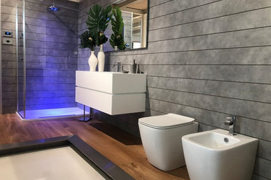 Idee per una stanza da bagno padronale design di medie dimensioni con ante bianche, doccia ad angolo, porta doccia a battente e top bianco