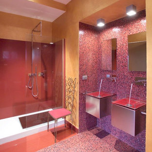 Foto di una stanza da bagno minimal con ante lisce, ante grigie, doccia alcova, piastrelle rosse, piastrelle a mosaico, pareti gialle, pavimento con piastrelle a mosaico, lavabo integrato, pavimento rosso e doccia aperta