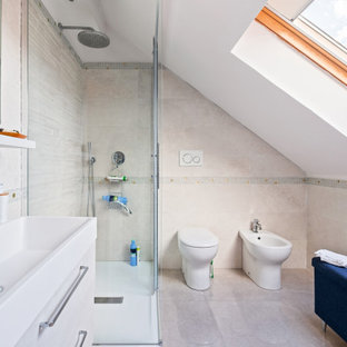 Immagine di una stanza da bagno minimal con ante lisce, ante bianche, doccia ad angolo, piastrelle beige, lavabo a consolle e pavimento grigio