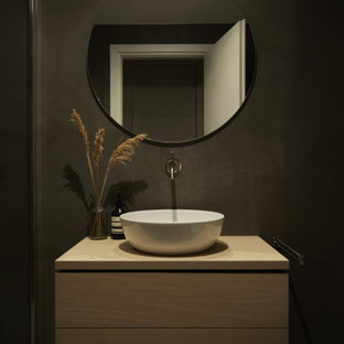 Immagine di una stanza da bagno con doccia minimal di medie dimensioni con ante lisce, ante in legno chiaro, pareti bianche, lavabo a bacinella, top in legno, pavimento nero, top beige e mobile bagno sospeso