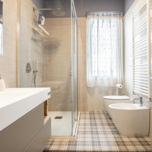 Immagine di una stanza da bagno con doccia design di medie dimensioni con ante lisce, ante beige, WC a due pezzi, piastrelle grigie, piastrelle in gres porcellanato, pareti grigie, pavimento in gres porcellanato, lavabo rettangolare, top in quarzo composito, pavimento grigio, top bianco, mobile bagno sospeso, doccia ad angolo, porta doccia a battente e un lavabo