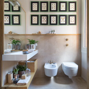 Idee per una stanza da bagno stile marino con nessun'anta, ante in legno chiaro, WC sospeso, lavabo a consolle e pavimento grigio