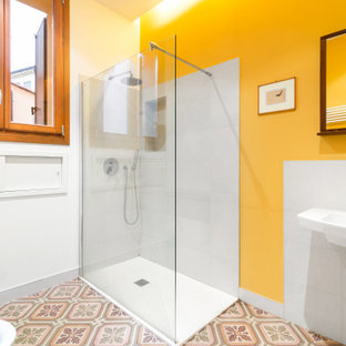 Esempio di una stanza da bagno mediterranea