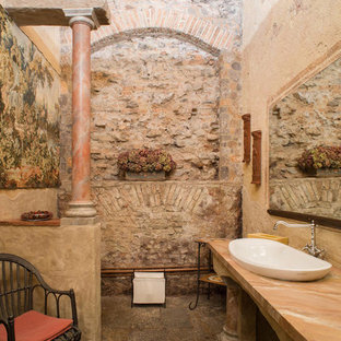 Ispirazione per una stanza da bagno mediterranea con top in marmo, piastrelle in pietra, lavabo a bacinella, pavimento multicolore e top multicolore
