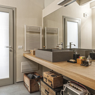 Esempio di una stanza da bagno mediterranea con pareti grigie, lavabo a bacinella, top in legno, pavimento grigio e top beige