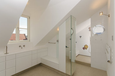 Foto di una stanza da bagno padronale contemporanea con pareti bianche e pavimento alla veneziana