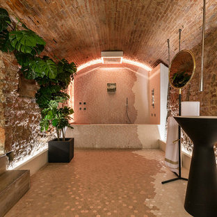Ispirazione per una stanza da bagno padronale minimal con vasca ad alcova, vasca/doccia, pareti marroni e pavimento marrone