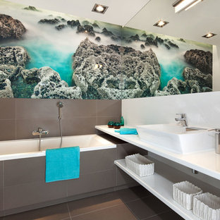 Esempio di una stanza da bagno con doccia minimal di medie dimensioni con piastrelle marroni, piastrelle in gres porcellanato, pavimento in gres porcellanato, pavimento marrone, vasca da incasso e lavabo a bacinella