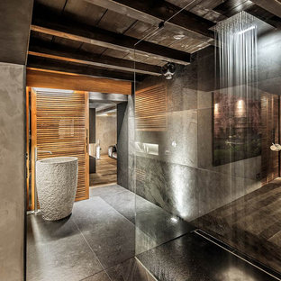 Foto di una stanza da bagno industriale con doccia a filo pavimento, lavabo a colonna, doccia aperta, piastrelle nere, pareti nere e pavimento nero