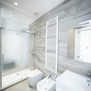 Ispirazione per una stanza da bagno con doccia minimalista con ante lisce, ante bianche e doccia alcova