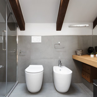 Esempio di un'ampia stanza da bagno contemporanea con nessun'anta, piastrelle grigie, piastrelle in gres porcellanato, pavimento in gres porcellanato, top in legno, porta doccia a battente, ante in legno chiaro, doccia doppia, WC a due pezzi e lavabo a bacinella
