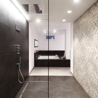 Foto di un'ampia stanza da bagno padronale contemporanea con doccia alcova, piastrelle multicolore, pareti bianche, pavimento in gres porcellanato, pavimento grigio e doccia aperta