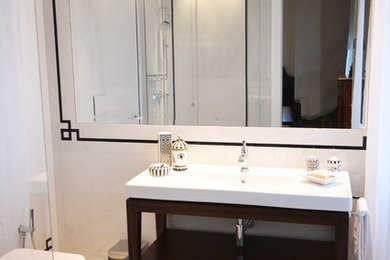 Esempio di una stanza da bagno tradizionale di medie dimensioni con piastrelle bianche, piastrelle di marmo, pareti bianche, pavimento in marmo, lavabo a consolle, top in marmo, pavimento bianco e top bianco