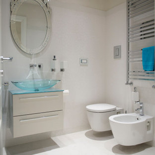 Idee per una stanza da bagno con doccia minimal di medie dimensioni con ante lisce, ante beige, WC sospeso, piastrelle bianche, pareti beige, lavabo a bacinella, top in vetro, pavimento bianco e top blu