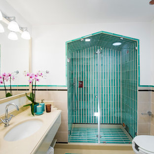 Foto di una stanza da bagno mediterranea con doccia alcova, piastrelle multicolore, pareti bianche, lavabo sottopiano, porta doccia a battente e top beige