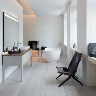 Idee per una grande stanza da bagno padronale minimal con vasca freestanding, pareti bianche, pavimento in legno verniciato, lavabo a bacinella, top in legno e pavimento bianco