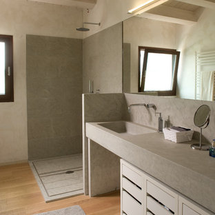 Immagine di una stanza da bagno con doccia minimal con nessun'anta, doccia a filo pavimento, pareti grigie, doccia aperta, ante grigie, pavimento in marmo, lavabo da incasso, top in marmo, pavimento grigio e top grigio