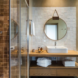 Ispirazione per una stanza da bagno con doccia contemporanea con nessun'anta, ante in legno scuro, piastrelle bianche, piastrelle marroni, top in legno, porta doccia scorrevole, doccia ad angolo, WC sospeso, pareti marroni, lavabo a bacinella e top marrone