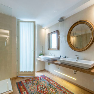 Esempio di una stanza da bagno padronale boho chic con WC sospeso, pareti beige, pavimento in legno massello medio, lavabo a consolle, pavimento beige, doccia ad angolo, piastrelle beige, top in legno, doccia aperta e top marrone