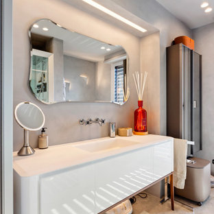 Idee per una stanza da bagno con ante lisce, ante bianche, pareti grigie, lavabo integrato, pavimento grigio, top bianco, un lavabo e mobile bagno freestanding
