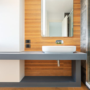 Idee per una stanza da bagno con doccia contemporanea di medie dimensioni con doccia alcova, piastrelle marroni, piastrelle in gres porcellanato, pareti bianche, pavimento in gres porcellanato, lavabo a bacinella, top in cemento, pavimento marrone, porta doccia scorrevole, top grigio, nessun'anta e ante grigie