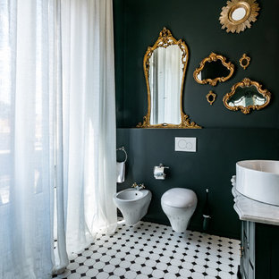 Esempio di una stanza da bagno con doccia boho chic con ante nere, WC sospeso, pareti nere e pavimento in legno massello medio