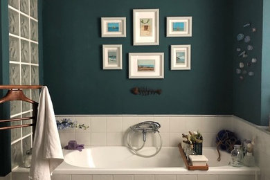 Immagine di una stanza da bagno minimal con WC sospeso, piastrelle in ceramica, pareti verdi, pavimento con piastrelle in ceramica, lavabo a bacinella, pavimento bianco e top grigio