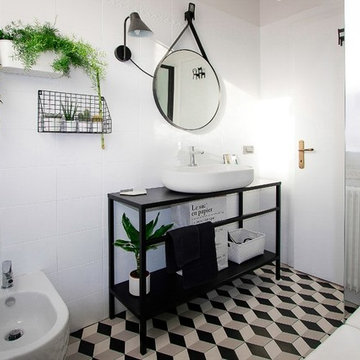 Restyling di bagno in bianco e nero