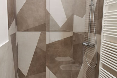 Ispirazione per una stanza da bagno con doccia minimal con piastrelle beige e piastrelle in gres porcellanato