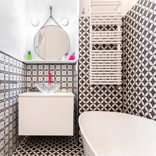 Idee per una stanza da bagno design con ante lisce, ante bianche, vasca freestanding, pistrelle in bianco e nero, pareti bianche, lavabo a bacinella, pavimento multicolore e top bianco