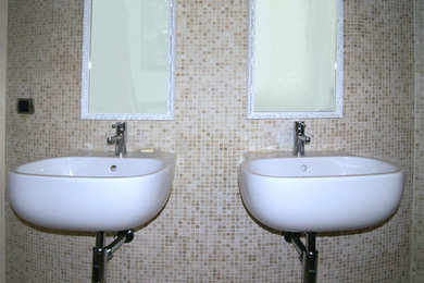 Idee per una stanza da bagno con doccia moderna di medie dimensioni con nessun'anta, ante in legno chiaro, doccia ad angolo, piastrelle multicolore, piastrelle a mosaico, pareti beige, pavimento con piastrelle a mosaico e lavabo a consolle