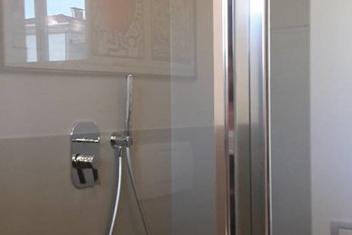 Idee per una stanza da bagno minimalista con doccia ad angolo e lavabo rettangolare