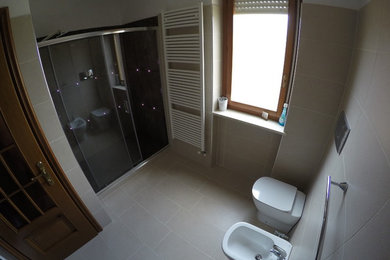 トゥーリンにあるコンテンポラリースタイルのおしゃれな浴室の写真