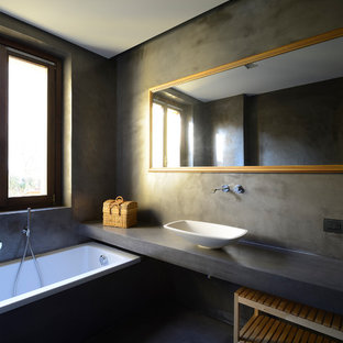 Idee per una stanza da bagno moderna con vasca da incasso, pareti grigie, lavabo a bacinella, pavimento grigio e top grigio