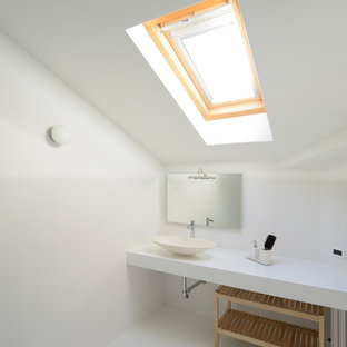 Esempio di una stanza da bagno moderna con pareti bianche, lavabo a bacinella, pavimento bianco e top bianco