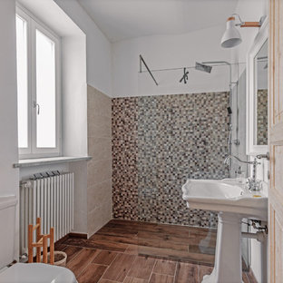 Ispirazione per una stanza da bagno con doccia mediterranea con doccia a filo pavimento, piastrelle beige, piastrelle grigie, piastrelle a mosaico, pareti bianche, lavabo a colonna, pavimento marrone e doccia aperta