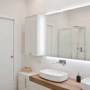 Idee per una stanza da bagno per bambini minimal di medie dimensioni con ante lisce, ante in legno chiaro, pareti bianche, pavimento in gres porcellanato, lavabo a bacinella, top in legno, pavimento beige, top beige, due lavabi e mobile bagno sospeso