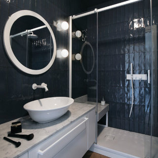 Foto di una grande stanza da bagno con doccia minimal con ante lisce, ante bianche, piastrelle nere, lavabo a bacinella, pavimento marrone, top grigio, panca da doccia, un lavabo e mobile bagno sospeso