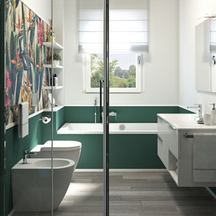 Foto di una piccola stanza da bagno con doccia con ante lisce, ante bianche, vasca da incasso, doccia ad angolo, WC monopezzo, piastrelle verdi, pareti verdi, pavimento in linoleum, lavabo da incasso, top in quarzo composito, pavimento beige, porta doccia scorrevole, top bianco, un lavabo, mobile bagno sospeso e carta da parati