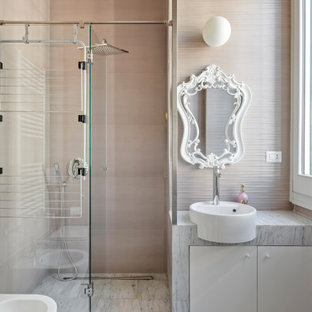 Immagine di una piccola stanza da bagno con doccia contemporanea con ante lisce, ante bianche, doccia alcova, WC sospeso, piastrelle beige, lavabo a bacinella, porta doccia a battente, top grigio, un lavabo e mobile bagno incassato