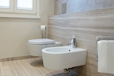 Esempio di una stanza da bagno minimal di medie dimensioni con ante lisce, ante beige, piastrelle beige, piastrelle di marmo, pareti grigie, pavimento in marmo, top in legno e pavimento beige