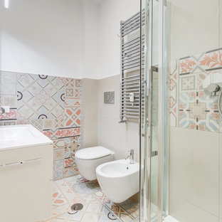 Esempio di una stanza da bagno contemporanea con ante lisce, ante bianche, doccia ad angolo, bidè, pareti bianche, lavabo da incasso, pavimento multicolore e top bianco