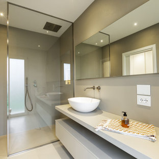 Foto di una stanza da bagno moderna con ante lisce, ante grigie, doccia alcova, pareti grigie, lavabo a bacinella, pavimento grigio, doccia aperta e top bianco