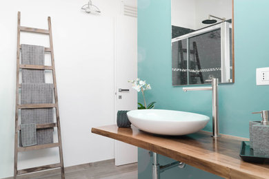 Ispirazione per una stanza da bagno design con top in legno