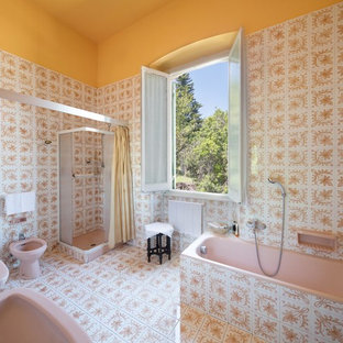 Ispirazione per una stanza da bagno padronale mediterranea con vasca ad angolo, doccia ad angolo, WC monopezzo, piastrelle beige, piastrelle bianche, pareti multicolore, lavabo a colonna, pavimento multicolore e doccia con tenda