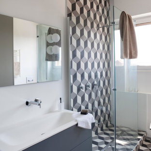 Ispirazione per una stanza da bagno con doccia contemporanea di medie dimensioni con ante lisce, ante grigie, doccia ad angolo, piastrelle multicolore, piastrelle in gres porcellanato, pareti bianche, lavabo integrato, pavimento beige, porta doccia a battente, top bianco, un lavabo e mobile bagno sospeso