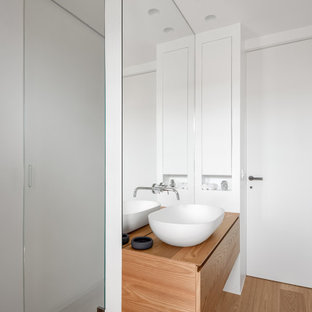 Idee per una stanza da bagno con doccia contemporanea di medie dimensioni con ante a filo, ante in legno chiaro, zona vasca/doccia separata, WC a due pezzi, piastrelle bianche, piastrelle a specchio, pareti bianche, parquet chiaro, lavabo a bacinella, top in superficie solida, pavimento beige, porta doccia a battente, top bianco, nicchia, un lavabo e mobile bagno sospeso