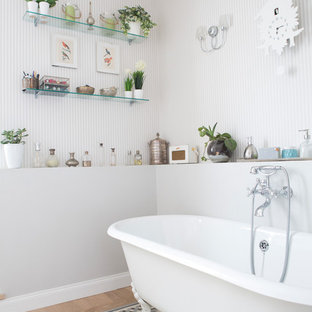 Foto di una stanza da bagno shabby-chic style con vasca con piedi a zampa di leone e parquet chiaro